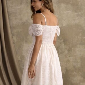 vestido elegante tela texturizada floral con tirantes y hombros descubiertos