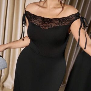 Vestido con detalle de encaje sin mangas y con hombros descubiertos
