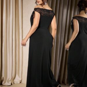 Vestido con detalle de encaje sin mangas y con hombros descubiertos